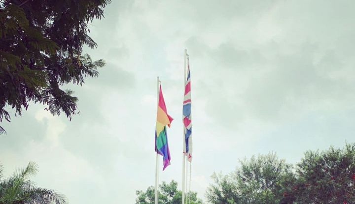 Bawa-bawa Konvensi Wina: Kedubes Inggris di Jakarta Boleh Kibarkan Bendera LGBT, Berarti KBRI di London Boleh Azan Keras-keras, dong?