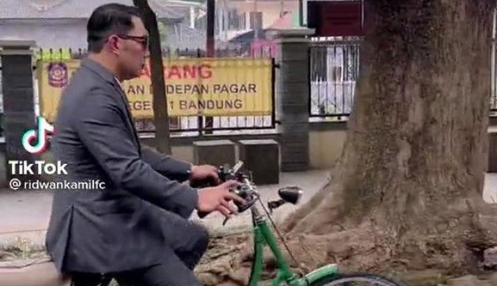 Parah! Momen Ridwan Kamil Naik Sepeda Onthel ke Wisuda Zara Ada yang Julidin, Katanya Ngayuh Sepeda Tapi Pakai.......