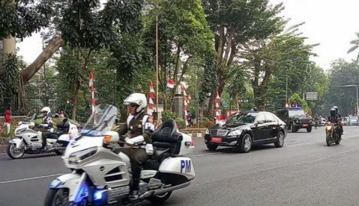 Presiden Jokowi Lempar Kaos Saat Melintas, Sejumlah Warga di Buleleng Tersungkur Cium Aspal