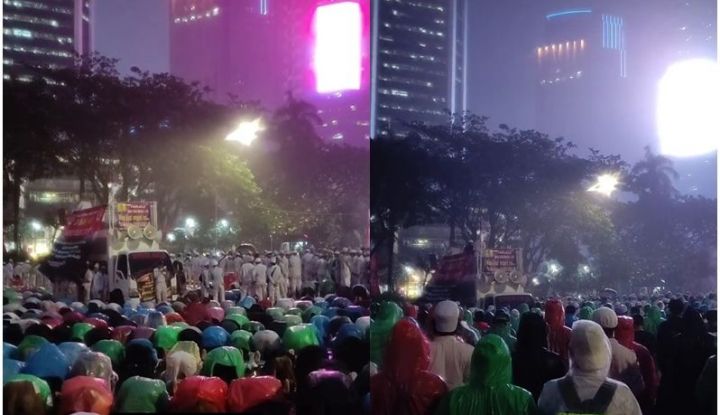 Diguyur Hujan Deras Massa Aksi 411 Tak Lupakan Ibadah, Jemaah Pakai Jas Hujan Warna-warni