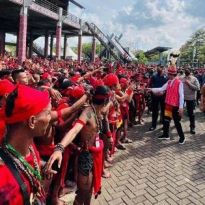 Gegara Nantangin Orang Dayak yang Ngawal Jokowi di Pontianak, Pendukung Anies Ini Ditawarin ‘Manisan Mandau’ Sama Orang Borneo