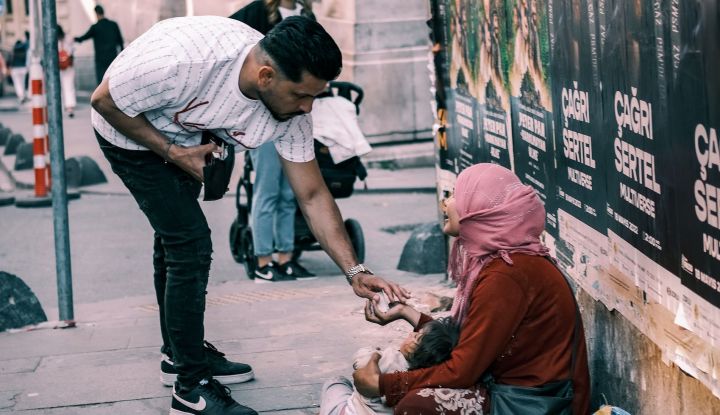 Mutiara Nasihat Syekh Ali Jaber: Allah Akan Angkat Kesulitan Orang Tua di Dalam Kubur Hanya Dengan Kita Bersedekah