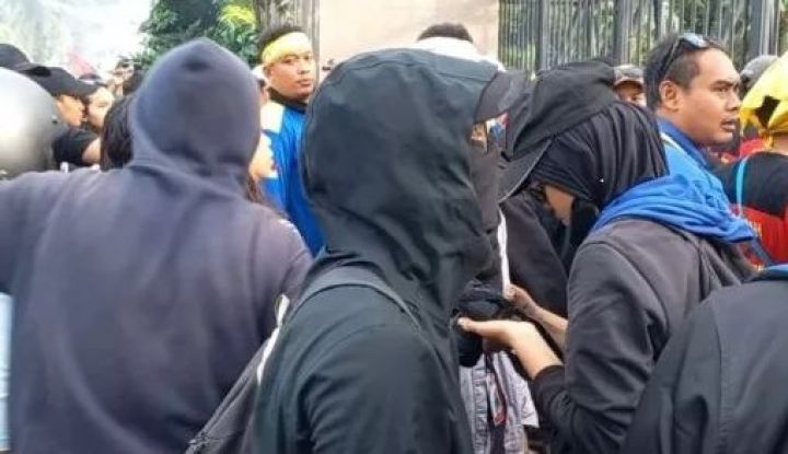 Massa Demonstrasi Kecam Perppu Cipta Kerja, Wajah Airlangga-Luhut Terpampang dan Dicoret di Baliho Raksasa