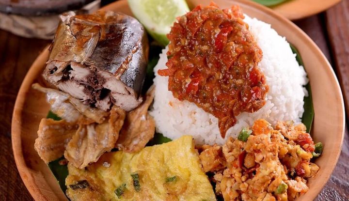 Sego Sambel Maknyus khas Surabaya, menampilkan nasi putih hangat dengan lauk ayam goreng dan sambal pedas menggugah selera