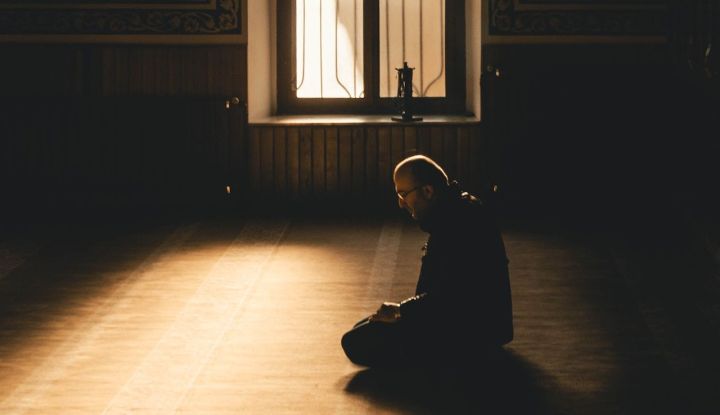 Mutiara Nasihat Syekh Ali Jaber: Sebelum Doa untuk Orang Lain, Doakan Kedua Orang Tua Terlebih Dahulu