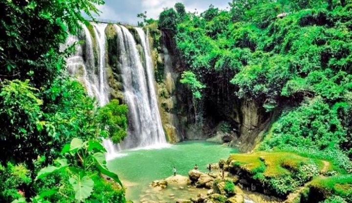 Pesona Nglirip Air Terjun Warna Hijau Tosca Di Tuban Lokasi Daya Tarik Fasilitas Dan Harga 9397