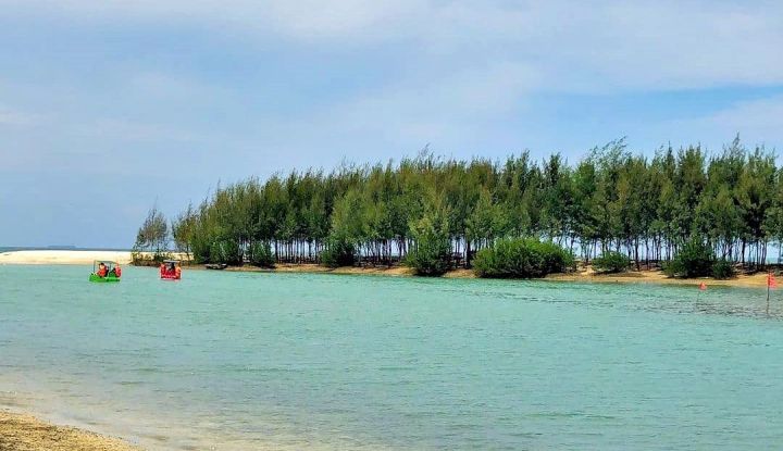 Pesona Pantai Remen Tuban, Wisata Alam dengan Hamparan Pasir Putih dan  Pepohonan Cemara di Sekelilingnya
