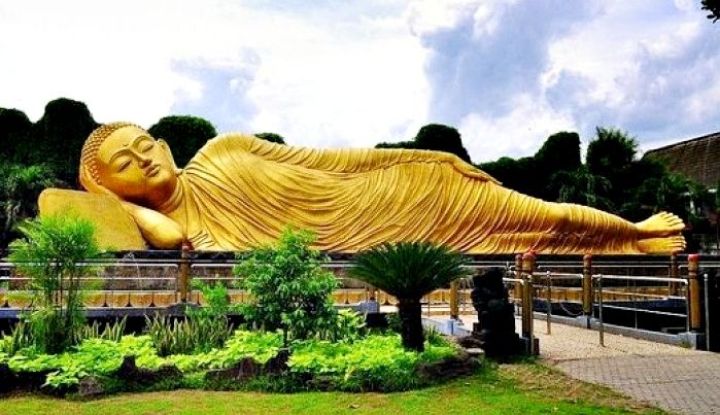 Patung Buddha Tidur Di Maha Vihara Mojopahit, Ikon Mojokerto Nan Megah