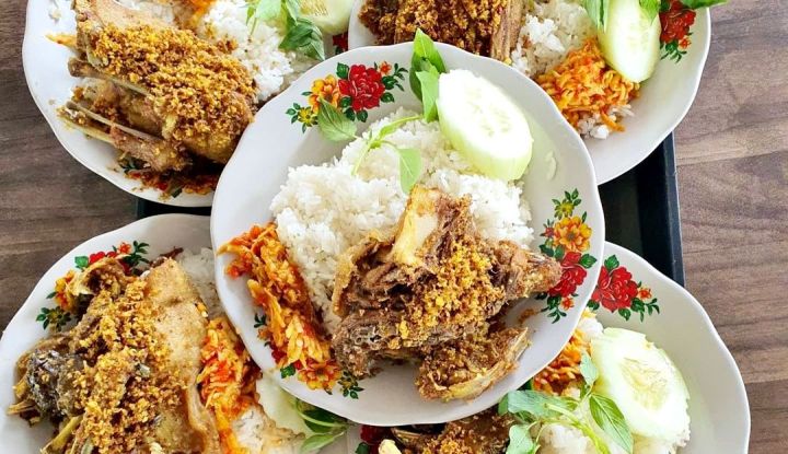 Bebek Sinjay: Bebek Goreng Renyah dengan Sambal Pencit Khas Madura