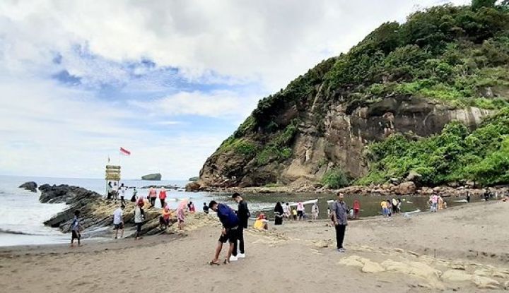 Pantai Watu Ulo Jember Di Balik Keindahannya Ada Legenda Ular Naga 